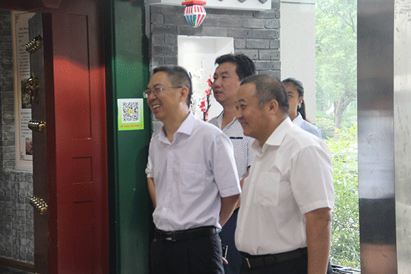 河南沁陽市委副書記薛勇帶領(lǐng)沁陽企業(yè)考察團(tuán)來西瑪電機(jī)參觀訪問。