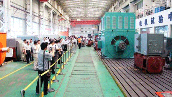 西安泰富西瑪電機(jī)成功開發(fā)YR系列4500KW大型廢鋼鐵破碎電機(jī)。