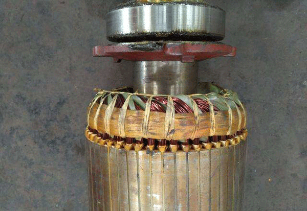 西安電機(jī)廠技術(shù)員關(guān)于高壓電機(jī)端部捆扎的重要性分析。